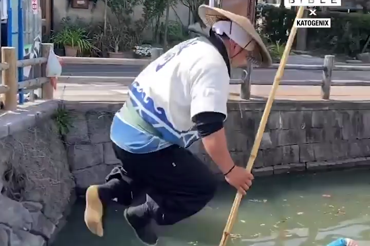 Anh Chàng Này Làm Công Việc Của Mình Rất Điệu Nghệ